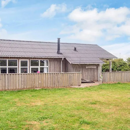 Feriehus Bright Summerhouse Near Sea