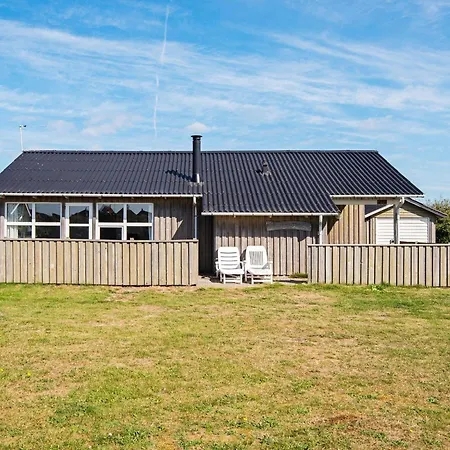 Bright Summerhouse Near Sea Feriehus